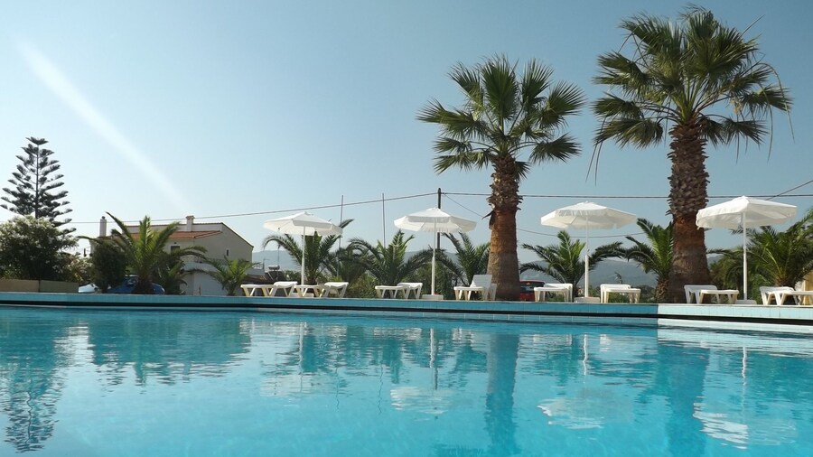 Leonidas Hotel and Studios