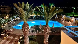 Utomhuspool, parasoller och solstolar