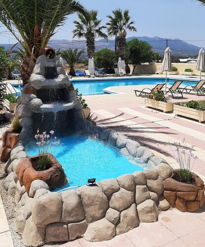 Leonidas Hotel and Studios