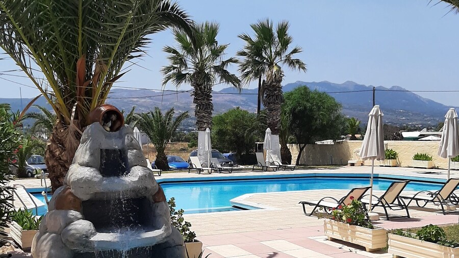 Leonidas Hotel and Studios