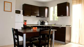 Apartemen, 2 kamar tidur (for 6) | Dapur pribadi | Microwave, mesin pencuci piring, dan peralatan masak/sendok-piring
