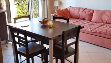 Apartment, 2 Bedrooms (for 6) | Makan dalam bilik