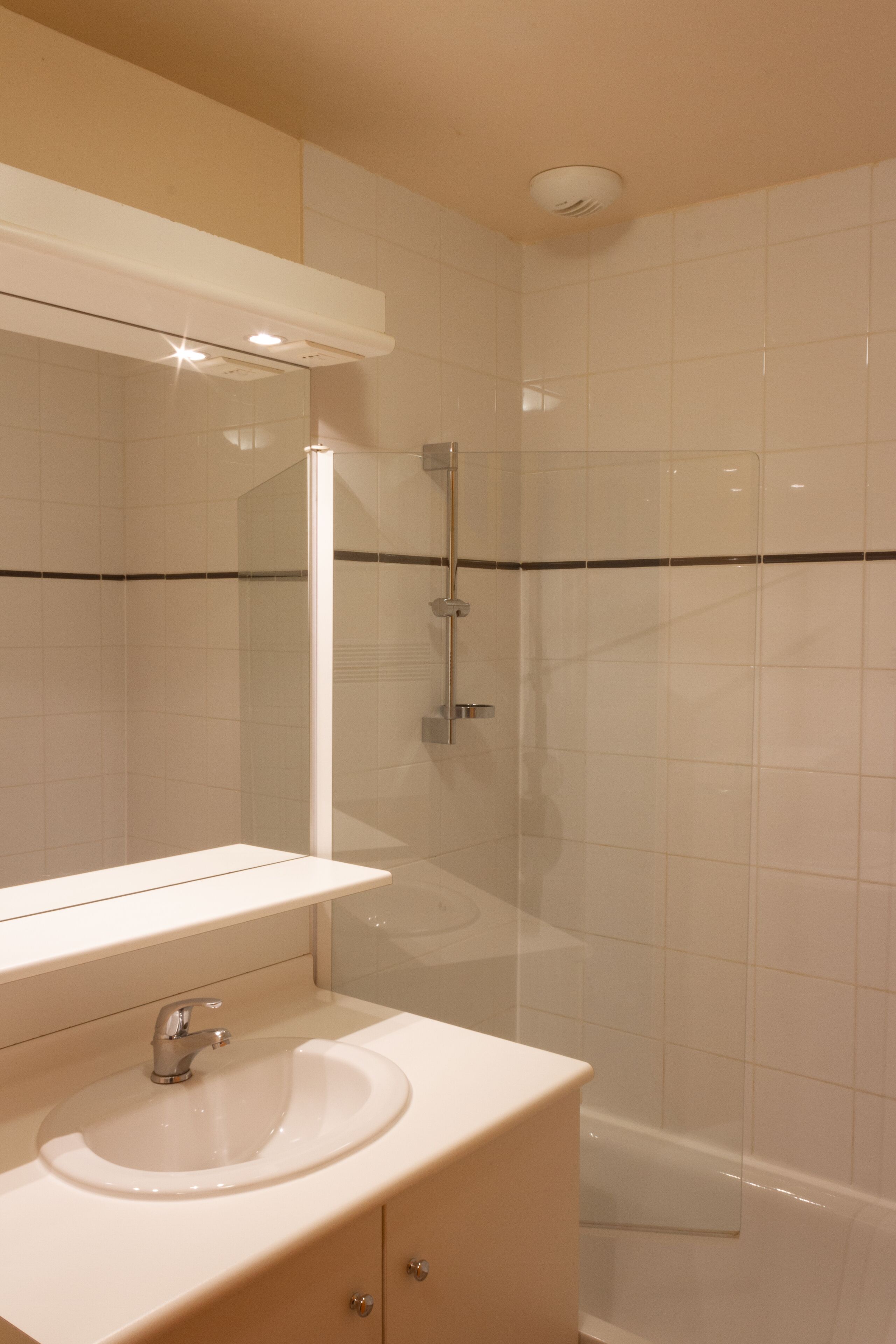 Bathtub, towels