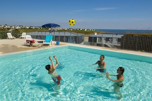 Piscine extérieure (ouverte en saison), chaises longues