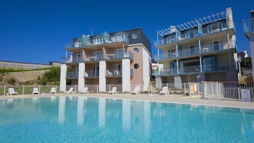 Piscina stagionale all'aperto, lettini