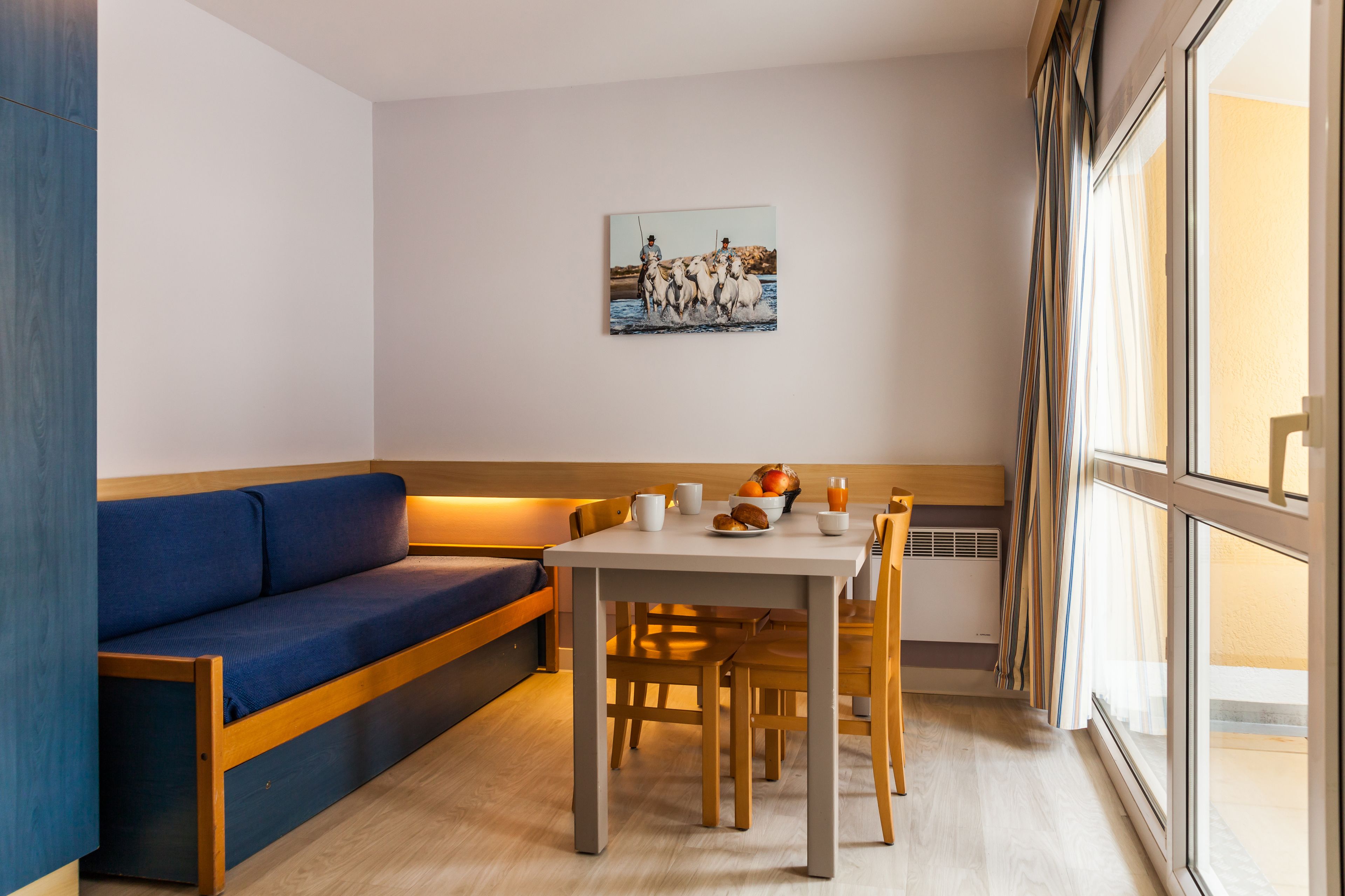 TV a schermo piatto 101 cm con canali via cavo, TV, tavolo da ping pong