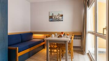 TV a schermo piatto 101 cm con canali via cavo, TV, tavolo da ping pong