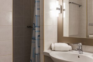 Dusche, Haartrockner, Handtücher, Toilettenpapier