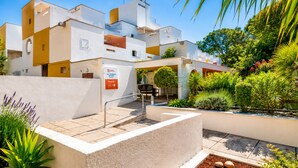 A modern building with a reception area, outdoor seating, and a well-maintained garden. - Résidence Pierre & Vacances Les Terrasses Du Parc (La Grande-Motte)