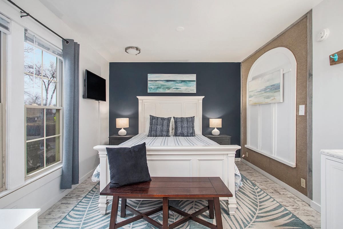 Room, 1 Queen Bed, Lake View | Iron/ironing board (on request), WiFi (free), individually decorated