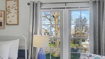 Deluxe kamer, 1 kingsize bed, uitzicht op meer (Schrayer) | Individueel gedecoreerd, individueel gemeubileerd