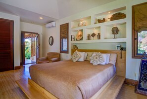 标准房, 1 张特大床, 无烟房 (Kipuka) | 客房内保险箱、特色装修、特色家居、熨斗/熨衣板