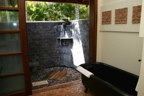 一张大床 | 浴室淋浴