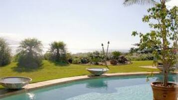 Utendørsbasseng og solsenger