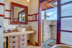 Chambre Standard, 1 grand lit, non-fumeur (Kohola) | Salle de bain | Baignoire et douche séparées, articles de toilette (gratuits)