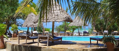 Una piscina al aire libre, sombrillas