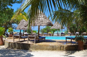 Una piscina al aire libre, sombrillas