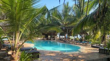 Piscine extérieure, parasols de plage