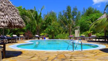 Piscine extérieure, parasols de plage