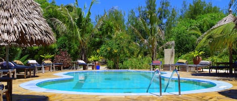 室外游泳池,開放時間為 07:00 至 19:00,提供泳池遮陽傘