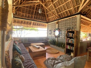 Frokost og lunsj serveres, internasjonale retter, utsikt mot stranden 