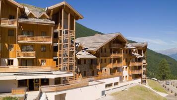 Vista frontal de la propiedad