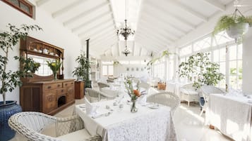 Se sirven desayunos y cenas; cocina local; con vista al jardín