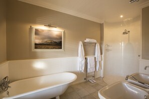 Habitación de lujo | Baño | Bañera y ducha independientes y bañera profunda