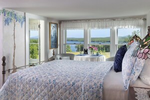 Quarto superior, 1 cama Queen, banheiro privativo (Wisteria Room) | Roupas de cama de algodão egípcio, roupas de cama premium