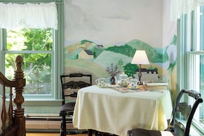 Premium Room, 1 Queen Bed, Private Bathroom, Courtyard View (Country Room) | In-room dining