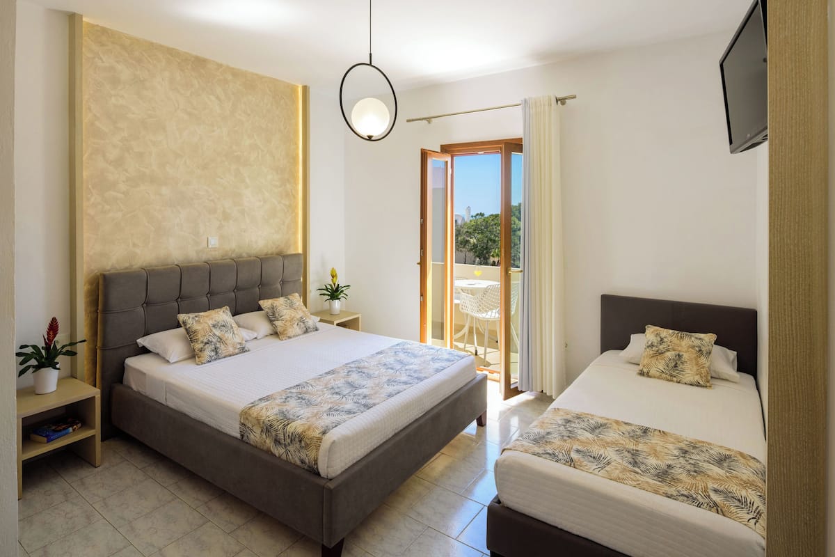 Superior Triple Room | Soundproofing, iron/ironing board, free WiFi, bed sheets