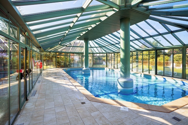 Piscine couverte, parasols de plage, chaises longues