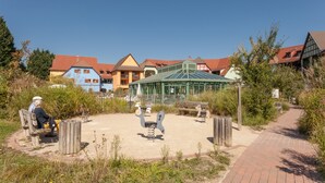 A park with benches, a playground, and a greenhouse. - Pierre & Vacances Résidence Le Clos d'Eguisheim (Eguisheim)