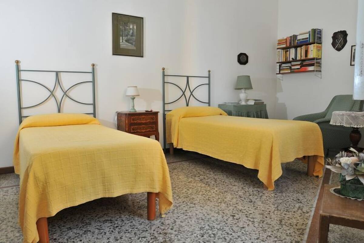 Frette Italian sheets, Select Comfort beds, in-room safe