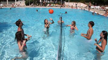 AuĂenpool, Sonnenschirme, LiegestĂŒhle