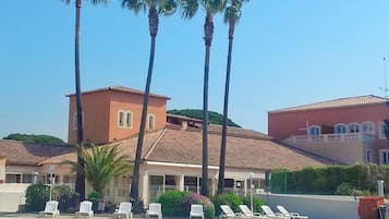 Outdoor pool, pool umbrellas, sun loungers