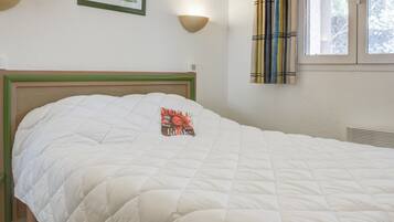Standard Apartment, 2 Bedrooms | Iron/ironing board, cribs/infant beds, free WiFi, bed sheets