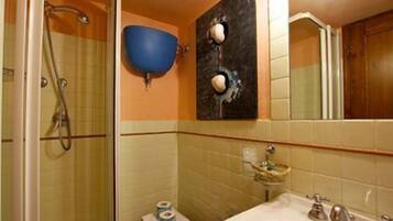 Standard Room | Bathroom | Shower, free toiletries, hair dryer, bathrobes