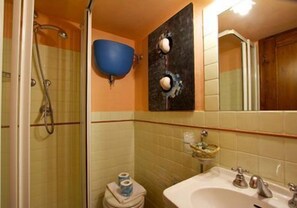 Standardzimmer | Badezimmer | Dusche, kostenlose Toilettenartikel, Haartrockner, Bademäntel