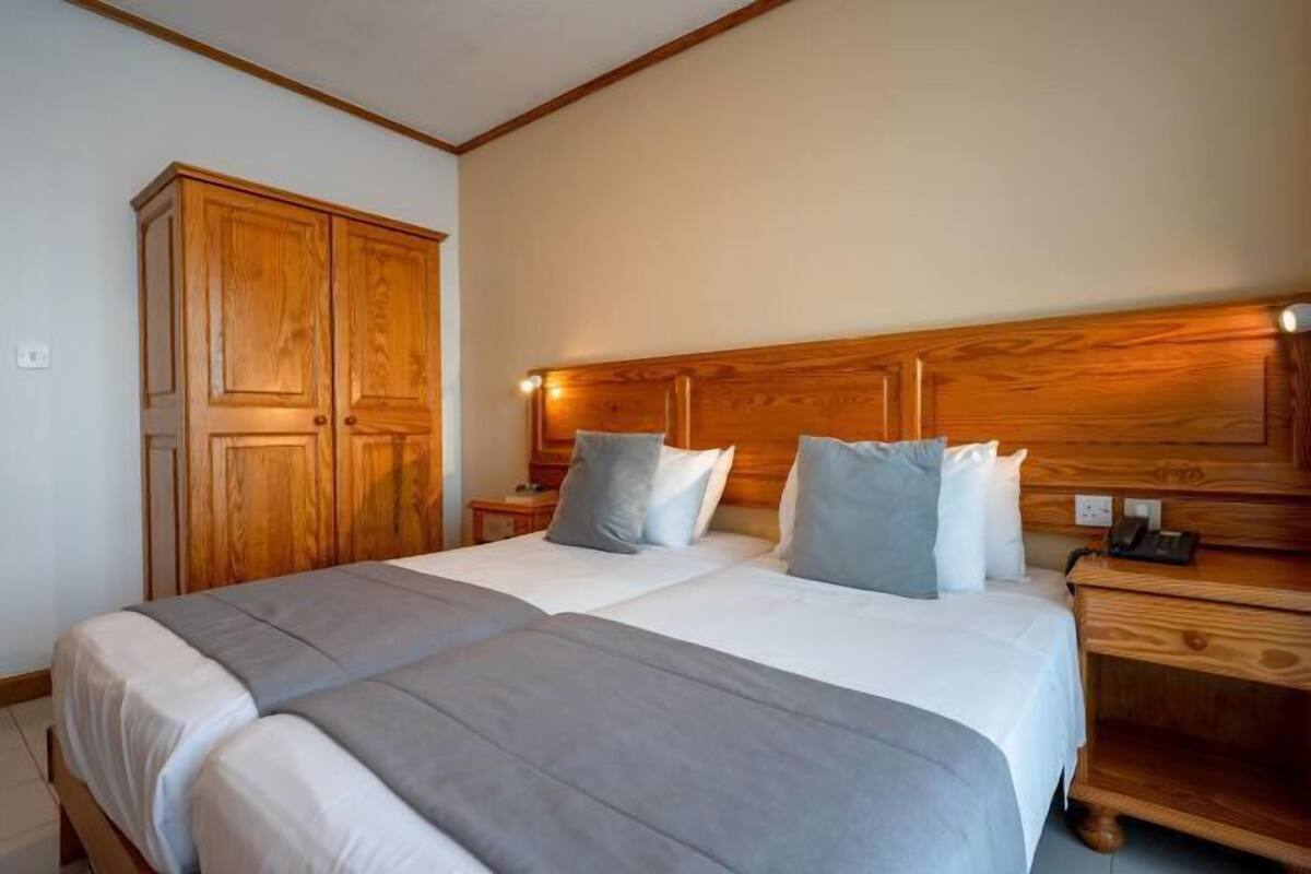 Een minibar, een kluis op de kamer, een bureau, verduisterende gordijnen