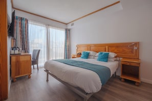 Quarto casal superior, vista para a cidade (with Spa Bath, Chapel View) | Frigobar, cofres nos quartos, escrivaninha, cortinas blackout