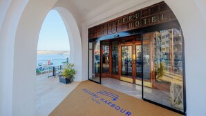 The entrance of Gillieru Harbour Hotel with a view of the sea and a balcony area. - Gillieru Harbour Hotel (St. Paul's Bay)