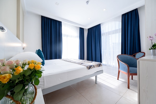 A modern hotel room with a bed, a desk, and a chair. - Gillieru Harbour Hotel (St. Paul's Bay)