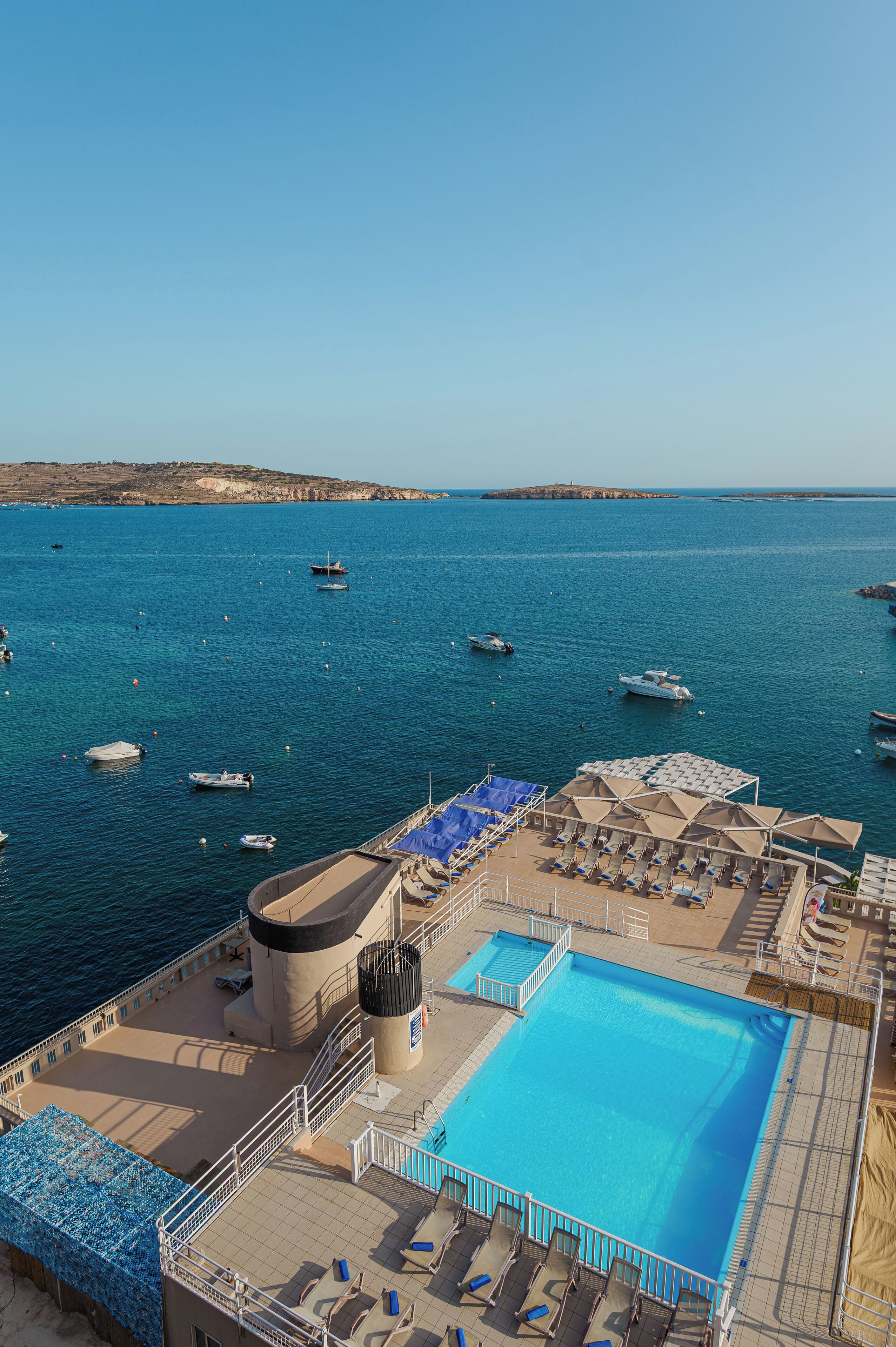 สระว่ายน้ำกลางแจ้ง