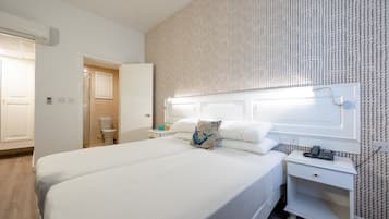 Economy Twin Room | Míníbar, öryggishólf í herbergi, skrifborð, myrkratjöld/-gardínur