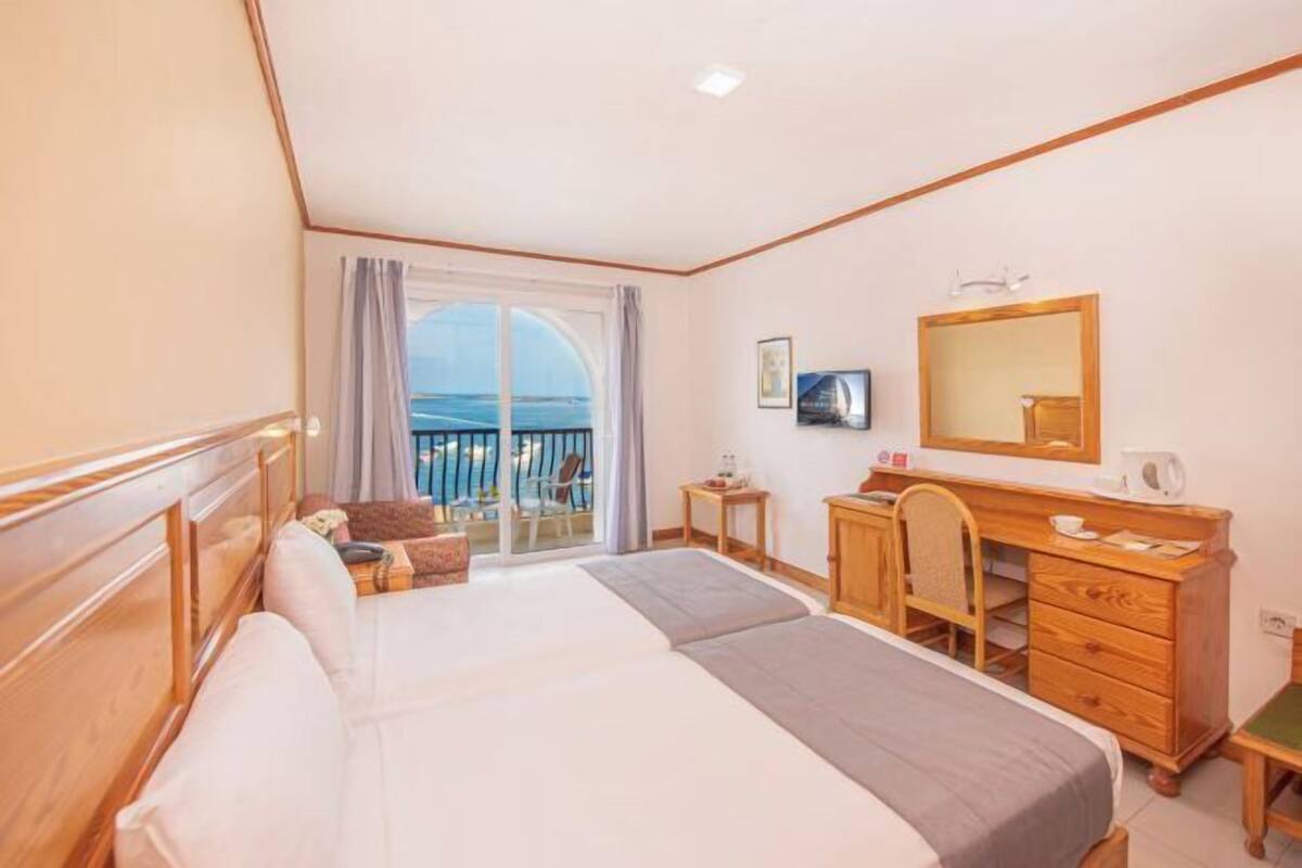 Een minibar, een kluis op de kamer, een bureau, verduisterende gordijnen