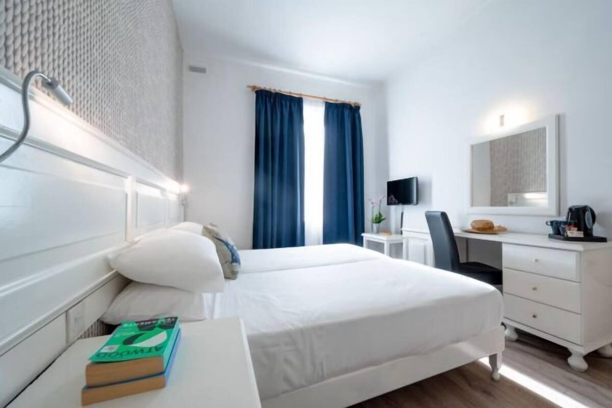Een minibar, een kluis op de kamer, een bureau, verduisterende gordijnen