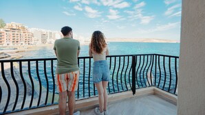 A balcony with a view of the sea and buildings. - Gillieru Harbour Hotel (St. Paul's Bay)