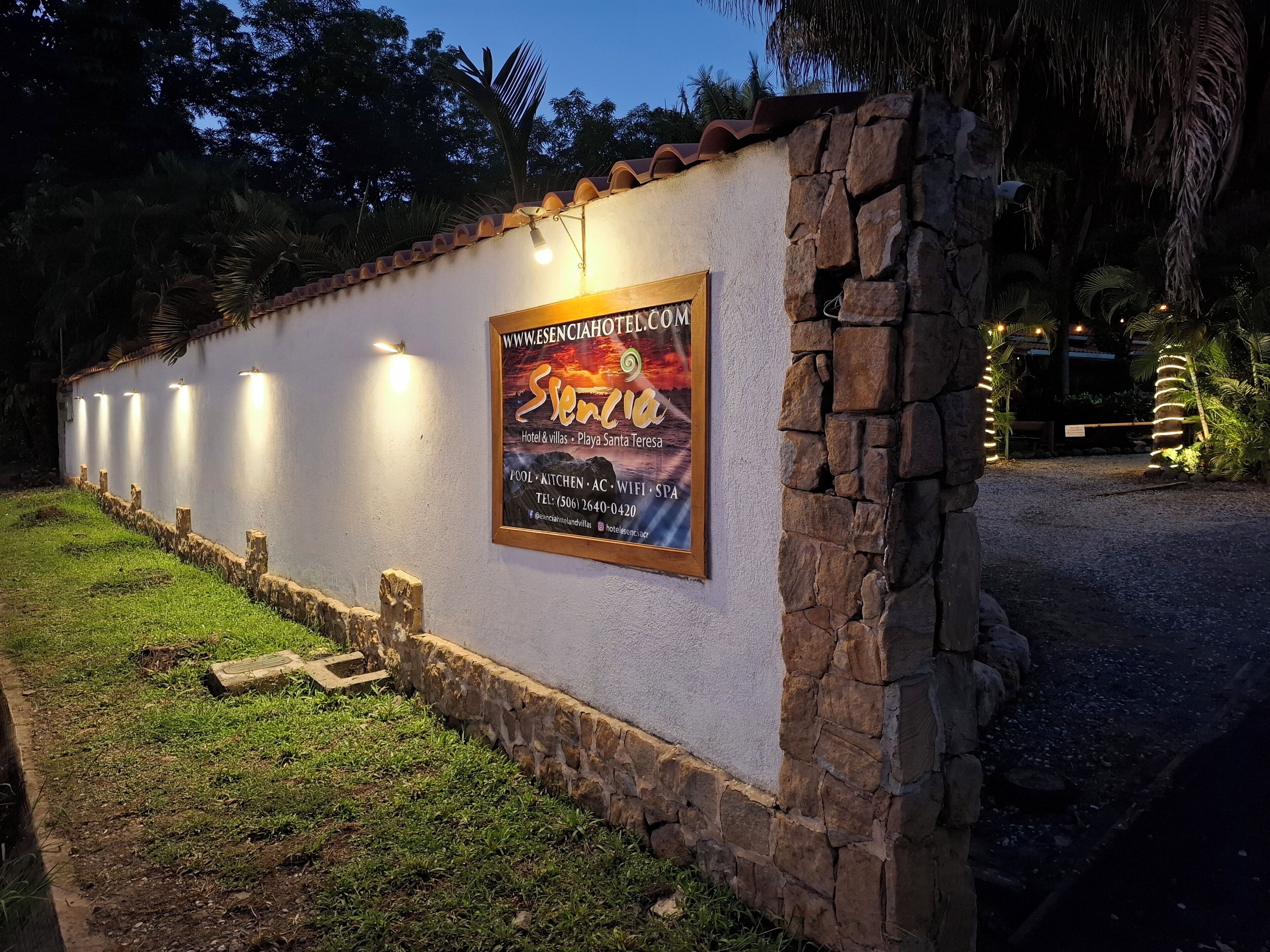 A hotel sign with a website URL and amenities listed.