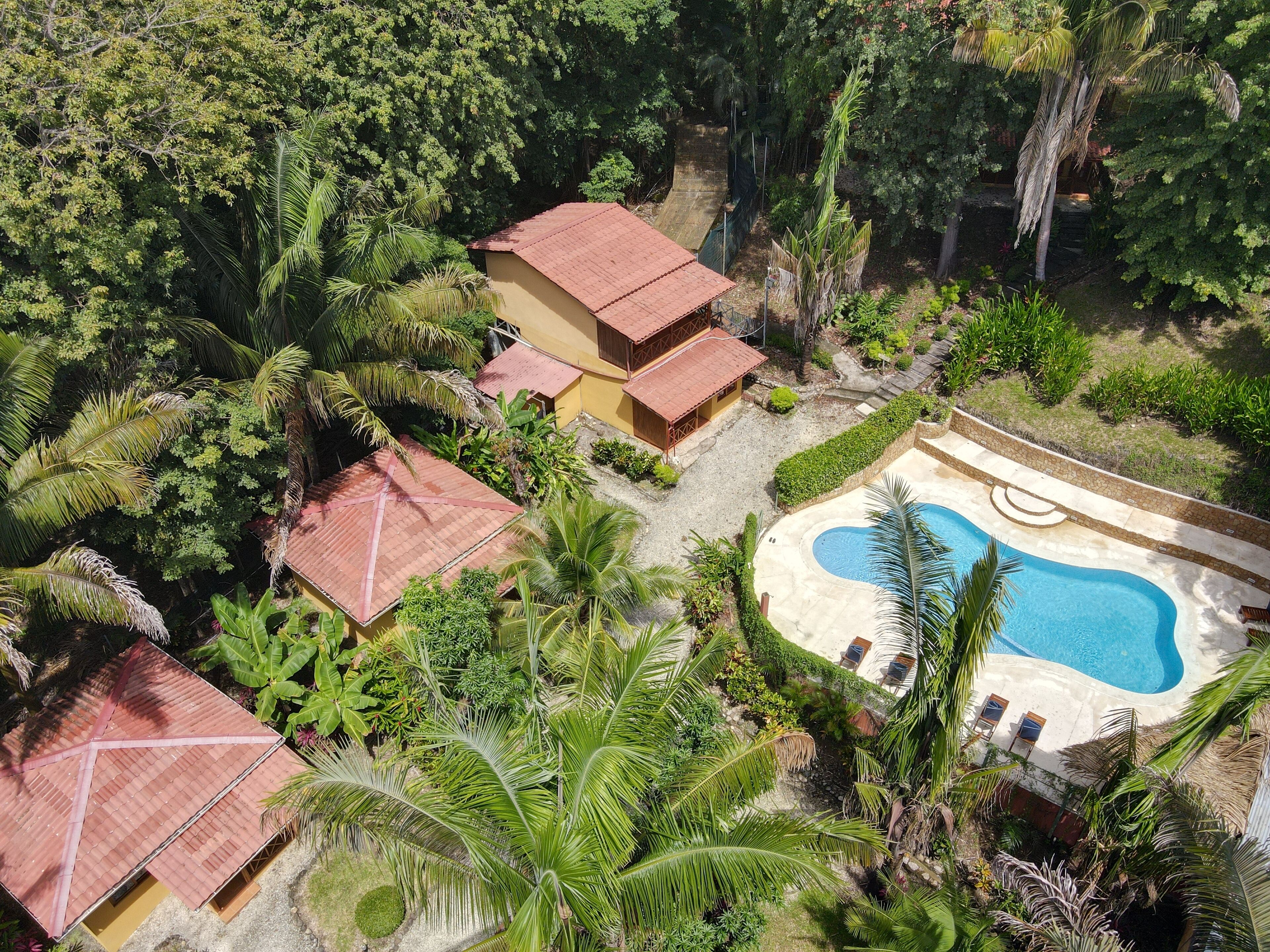 Vista frontal de la propiedad